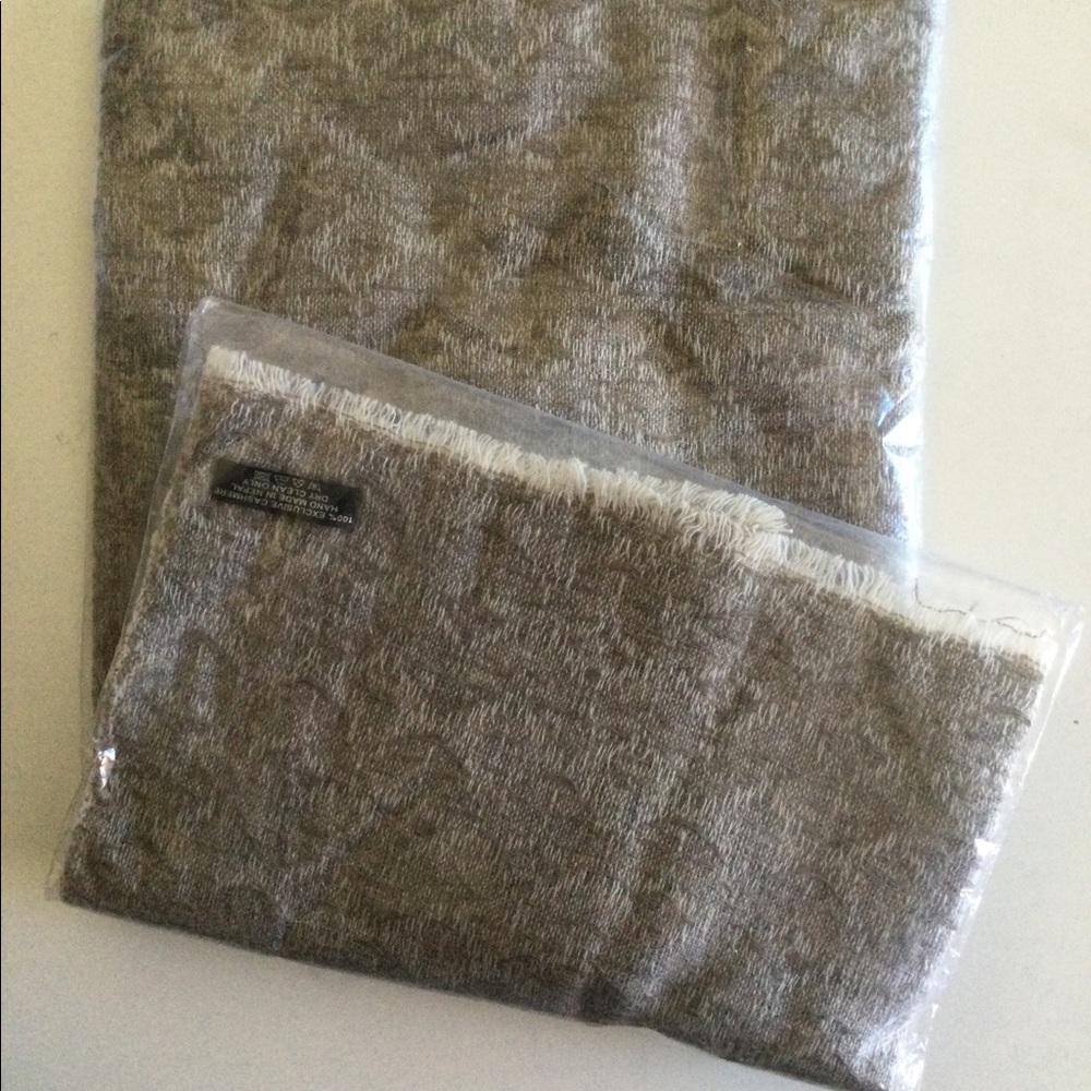 100% PURE Cashmere Scarf, Brand New, no tag. ❤️